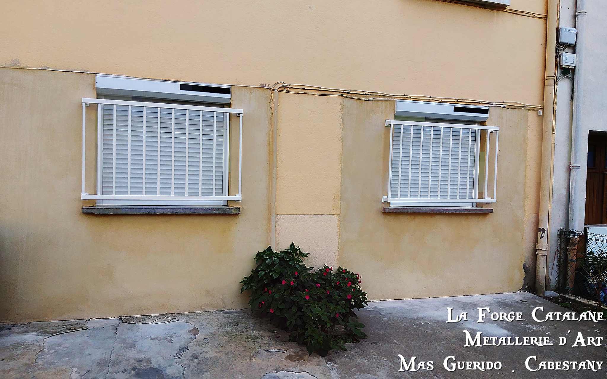 grille de protection fixe barreaux verticaux traverses tube forge catalane.jpg